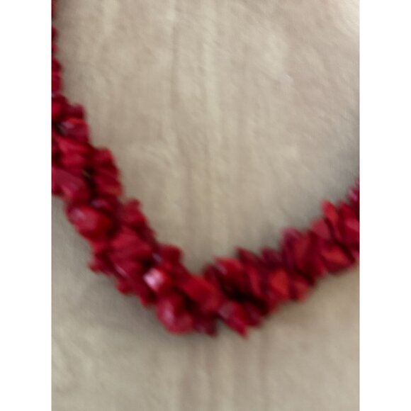 Dyed Red Coral Twisted Strands Beaded Necklace Screw Clasp 16" - Picture 7 of 9